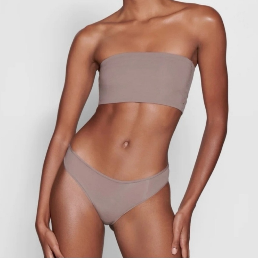 SKIMS Fits Everybody Bandeau Top in Exclusive Color Umber